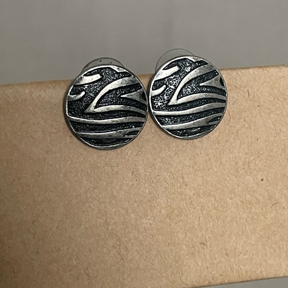 BKE Stud Earrings Stud Buckle Zebra Print Gunmetal Silver Black Round Button - Picture 1 of 6